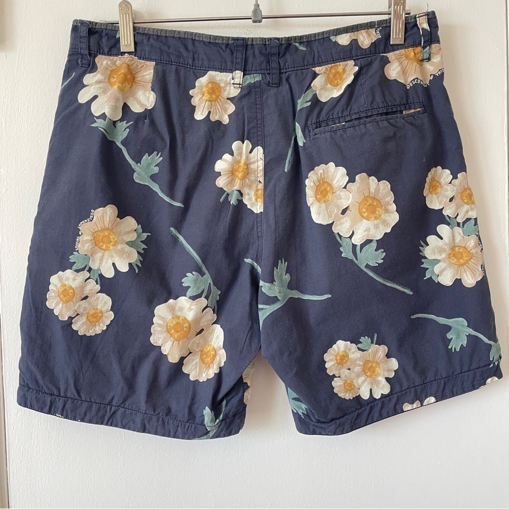 Descendent of Thieves Men’s Reversible Floral Navy Blue Shorts 31 - Picture 2 of 7